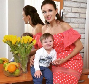 Эвелина Бледанс с сыном. Фото